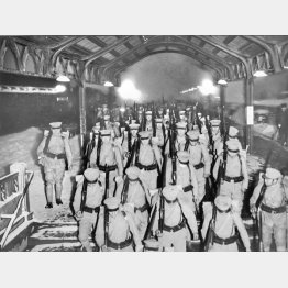 二・二六事件、　両国駅に着いた歩兵第57連隊（佐倉連隊、1936＝昭和11＝年2月26日）／（Ｃ）共同通信社