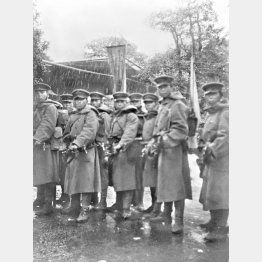 山王下の料亭「幸楽」前で銃を構える反乱軍（1936＝昭和11＝年2月26～28日のいずれか）／（Ｃ）共同通信社