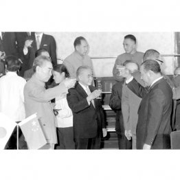 日中共同声明に調印後、乾杯する中国の周恩来首相（左）と田中角栄首相（右）／（Ｃ）共同通信社