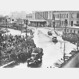 事件を受けて弘前から鉄道で東京に戻った秩父宮を乗せ上野駅を出る車（1936＝昭和11＝年2月27日）／（Ｃ）共同通信社