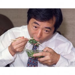 繰り返される「パンとサーカス」（安全性PRのためカイワレ大根をほおばる菅厚相＝1996年当時）／（Ｃ）共同通信社