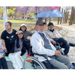 住み込みで働くリーフーさん＝左2（提供）筆者