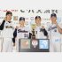 交流戦の記者会見で優勝トロフィーを前にポーズをとる（左から）巨人・田中瑛、ヤクルト・内山、ロッテ・鈴木、西武・西川（Ｃ）共同通信社