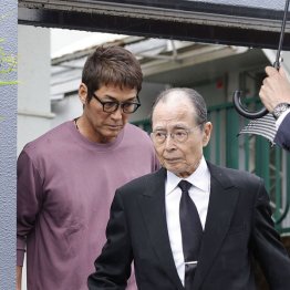 弔問に訪れたソフトバンクの王貞治氏（右）を見送る巨人の長嶋茂雄終身名誉監督の長男・一茂氏（Ｃ）共同通信社