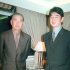 1997年オフにFAの吉井理人（右）と交渉する巨人の長嶋茂雄監督（Ｃ）日刊ゲンダイ