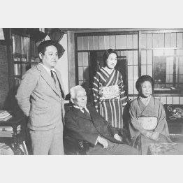 斎藤実内大臣（左２）の家族写真（右端が夫人、1932＝昭和7＝年5月撮影）／（日本電報通信社撮影）