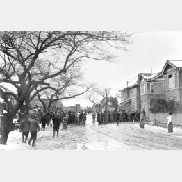 歩兵第三連隊の営門前に集まった市民（1936＝昭和11＝年2月26日から29日までのいずれか）／（Ｃ）共同通信社