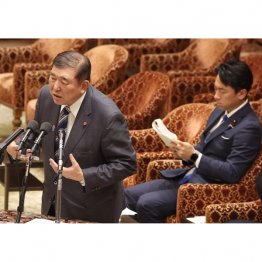 衆院予算委で答弁する石破茂首相と小泉進次郎農相（Ｃ）日刊ゲンダイ
