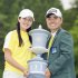 昨2024年11月に結婚した妻でタレントの久保葵さんと優勝トロフィーを手にする蝉川泰果（Ｃ）共同通信社