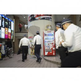 ホストが匿流に資金提供か、名古屋市中区のホストクラブへ家宅捜索に入る大阪府警の捜査員＝4日（Ｃ）共同通信社