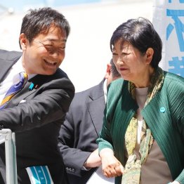 蜜月（国民民主の玉木代表と小池都知事）／（Ｃ）日刊ゲンダイ