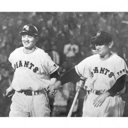 伝説の一発（長嶋茂雄を迎える川上哲治コーチ＝1959年6月25日）／（Ｃ）共同通信社