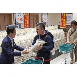 備蓄米を入手するのも一苦労（Ｃ）共同通信社