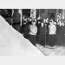 全国巡幸最初の視察先となった昭和電工川崎工場で視察する昭和天皇（1946＝昭和21＝年2月19日）／（Ｃ）共同通信社