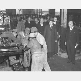 横浜市の日産重工業（現日産自動車）を訪問した昭和天皇（1946＝昭和21＝年2月19日）／（Ｃ）共同通信社