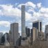 米ニューヨーク・マンハッタンにある、超富裕層が住居を構える「432 Park Avenue」（＝中央の細長いビル）　（Ｃ）Gina M Randazzo／ZUMA Wire／共同通信イメージズ