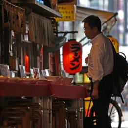 苦境は飲食店だけではない。実質賃金は3年連続でマイナス、安易なバラマキ政策では…（Ｃ）日刊ゲンダイ