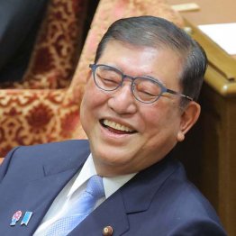 支持率回復で機嫌よく、たった給付金2万円ぽっちで物価対策気取り（Ｃ）日刊ゲンダイ