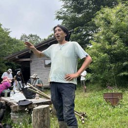 作業の説明をする高坂勝さん（NPO法人「SOSA PROJECT」創設者）／（Ｃ）日刊ゲンダイ