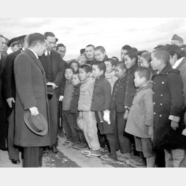 神奈川県横須賀市の海外引き揚げ者寮で子どもたちと話す昭和天皇（1946＝昭和21＝年2月20日）／（Ｃ）共同通信社