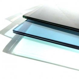 中に樹脂が挟まれている合わせガラス（提供写真）