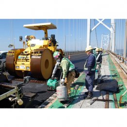 1960年代後半や70年代じゃあるまいし…（安倍政権下、積極投資も入札不調だった公共事業＝2018年）／（Ｃ）共同通信社