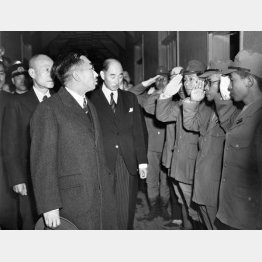 神奈川県横須賀市の浦賀引揚援護局を訪問、敬礼する復員兵に話しかける昭和天皇（1946＝昭和21＝年2月20日）／（Ｃ）共同通信社