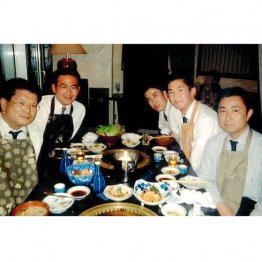 野村証券入社1年目（右から2人目が中井社長）／（提供写真）