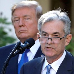 険悪…（トランプ米大統領とFRBのパウエル議長＝右）／（Ｃ）ロイター