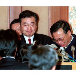 内閣不信任案は否決（加藤紘一、右は谷垣禎一）／（Ｃ）日刊ゲンダイ