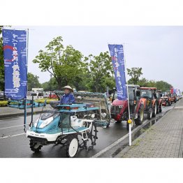 農業機械は「買い替え」をなるだけなるだけ延ばして10年20年と使う（コメ高騰も低収入訴え、デモ行進する田植え機やトラクター＝14日）／（Ｃ）共同通信社