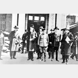 国際連盟が派遣したリットン調査団は現地の関東軍司令部を訪れた。中央が団長のリットン卿。その右が本庄繁・関東軍司令官（1932＝昭和7＝年4月、中国・奉天＝現・瀋陽）／（Ｃ）共同通信社