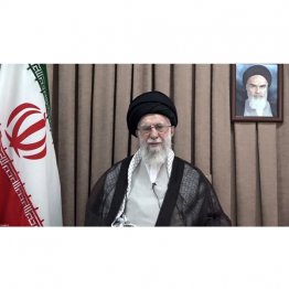 より強靭に核開発の道へ（イラン最高指導者のハメネイ師）　（Ｃ）ロイター／WANA