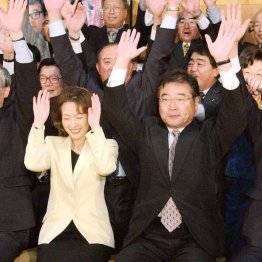 2003年衆院選で国政復帰、万歳して喜ぶ加藤紘一氏。左は愛子夫人（Ｃ）共同通信社