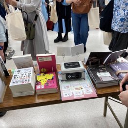 ZINEイベントの様子。「文学フリマ」（2024年5月）／（写真提供）石塚集