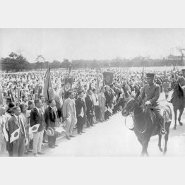 満州国承認祝賀学生大会。馬上の本庄繁将軍・関東軍司令官（1932＝昭和7＝年9月19日、宮城前）／（日本電報通信社撮影）