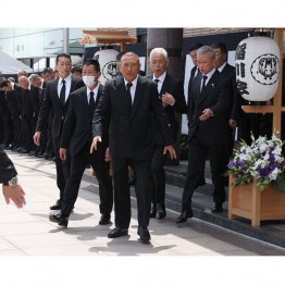 六代目山口組の司忍組長（中央）ら＝稲川会清田次郎総裁会葬で、5月（Ｃ）日刊ゲンダイ