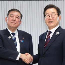 カナダ西部カナナキスで初対面（代表撮影・共同）