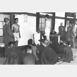 徴兵に際しての身体検査を受ける青年ら（1929＝昭和4＝年4月、日本電報通信社撮影）