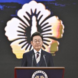 国花「無窮花」をバックに演説（Ｃ）ロイター