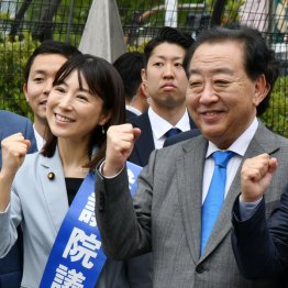 立憲民主党の塩村文夏候補（左）は野田代表とガッツリポーズ（Ｃ）日刊ゲンダイ