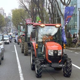 3月末のトラクターデモ（Ｃ）日刊ゲンダイ