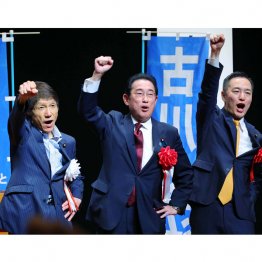 05【当落予想】埼玉01・岸田前首相（中央）の公約で大盛り上がり、「怪力過ぎる官房副長官」村井英樹衆院議員（右）も支援（自民・古川俊治＝左）／（Ｃ）日刊ゲンダイ