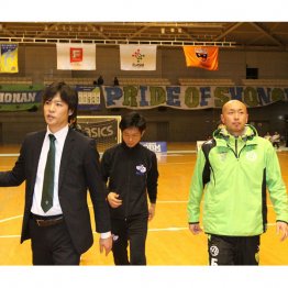 佐藤伸也湘南ベルマーレフットサルクラブ社長（左）、久光重貴選手（右端）と（提供写真）