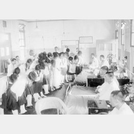 訪日満州女子スポーツ使節一行30余人は第一衛戍病院を訪れ、傷病兵の慰問を行なった（1933昭和8＝年8月4日、日本電報通信社撮影）