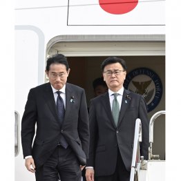 岸田政権で副官房長官を務めた守屋宏（右）、自民党幹部たちが山梨入りで支援するが…（Ｃ）日刊ゲンダイ