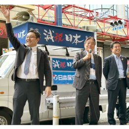 減税日本の河村たかし（中央）と広沢一郎名古屋市長が田中克和（左）を全面支援（提供）事務所