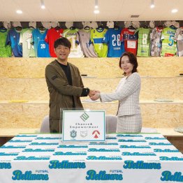 「Chance&Empowerment」の地元企業とのパートナー締結式。左が佐藤社長（提供写真）