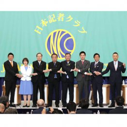 日本記者クラブでお決まりのポーズ（Ｃ）共同通信社