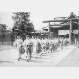 傷も癒えて靖国神社に参拝する満州事変の傷病兵たち（1932＝昭和7＝年3月16日）／（日本電報通信社撮影）